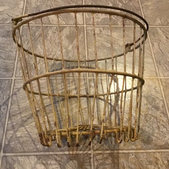 Vintage Metal Farmhouse Egg Basket - Farm Primitive - Antique Egg Basket - Picture 4 of 6
